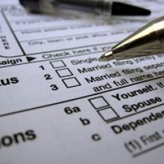 A pen hovers over the marital status section of a tax form.