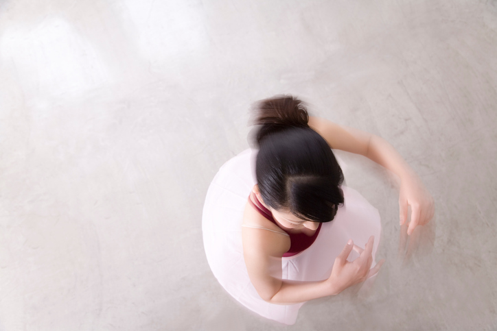 Overhead blur motion photo of ballerina spinning 