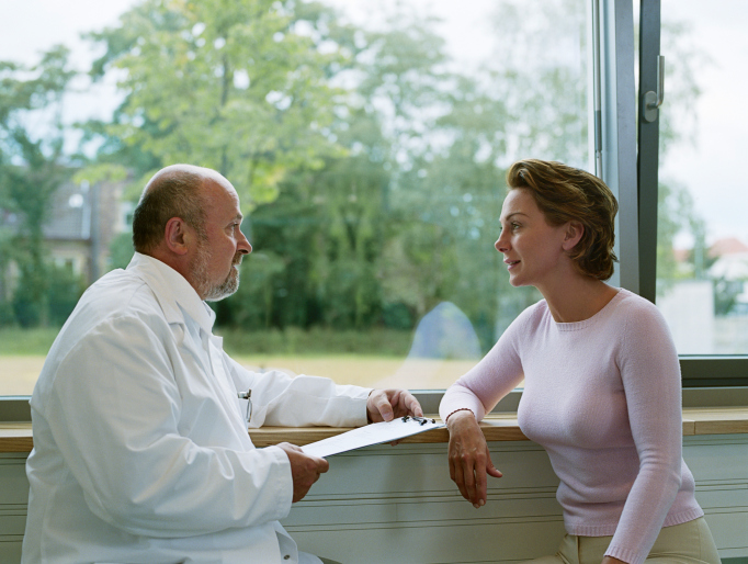 A woman speaks to a neuropsychologist