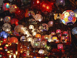 Chandalier lights hanging from the ceiling