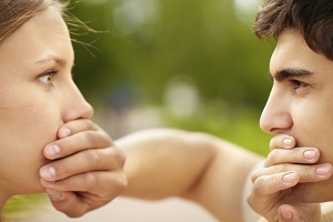 couple-covering-mouths