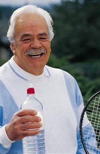Older tennis player with water bottle