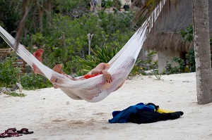 exhibitionism-hammock-couple