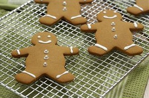 Gingerbread men on cooling rack