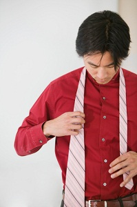 Man tying tie on himself