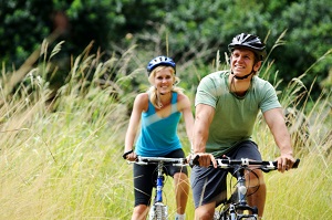 couple-riding-bike-0620135
