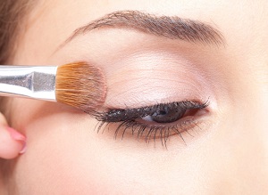 woman-applying-eye-makeup