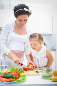 mãe-preparando-legumes-com-criança