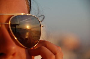 sunlight-reflected-in-glasses-0927134