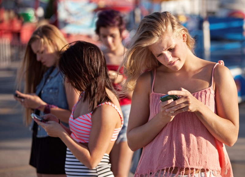  Teenagers on Smartphones