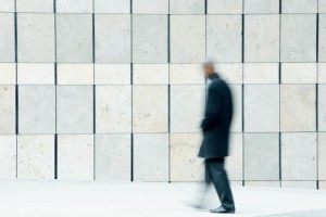 Mannen som går på en trottoar