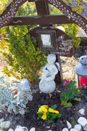 Picture of a memorial cross and figurine for accident victim