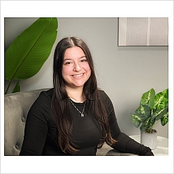 Arianna Diraggio, Licensed Social Worker