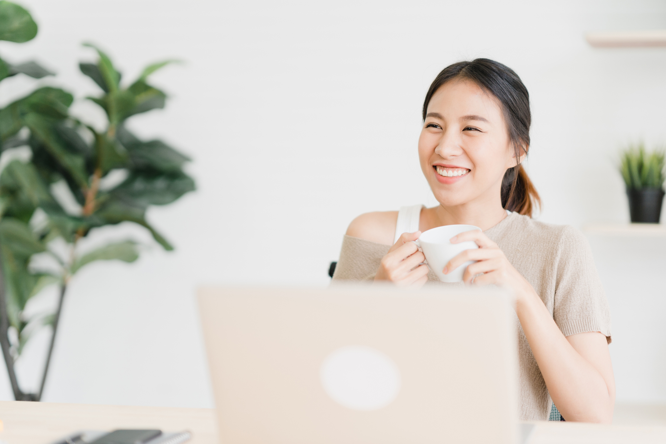 Young therapist woman working on her website.