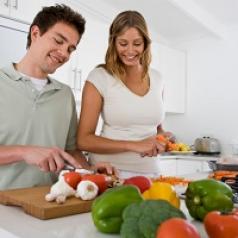 couple-making-dinner-together