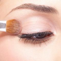 woman-applying-eye-makeup